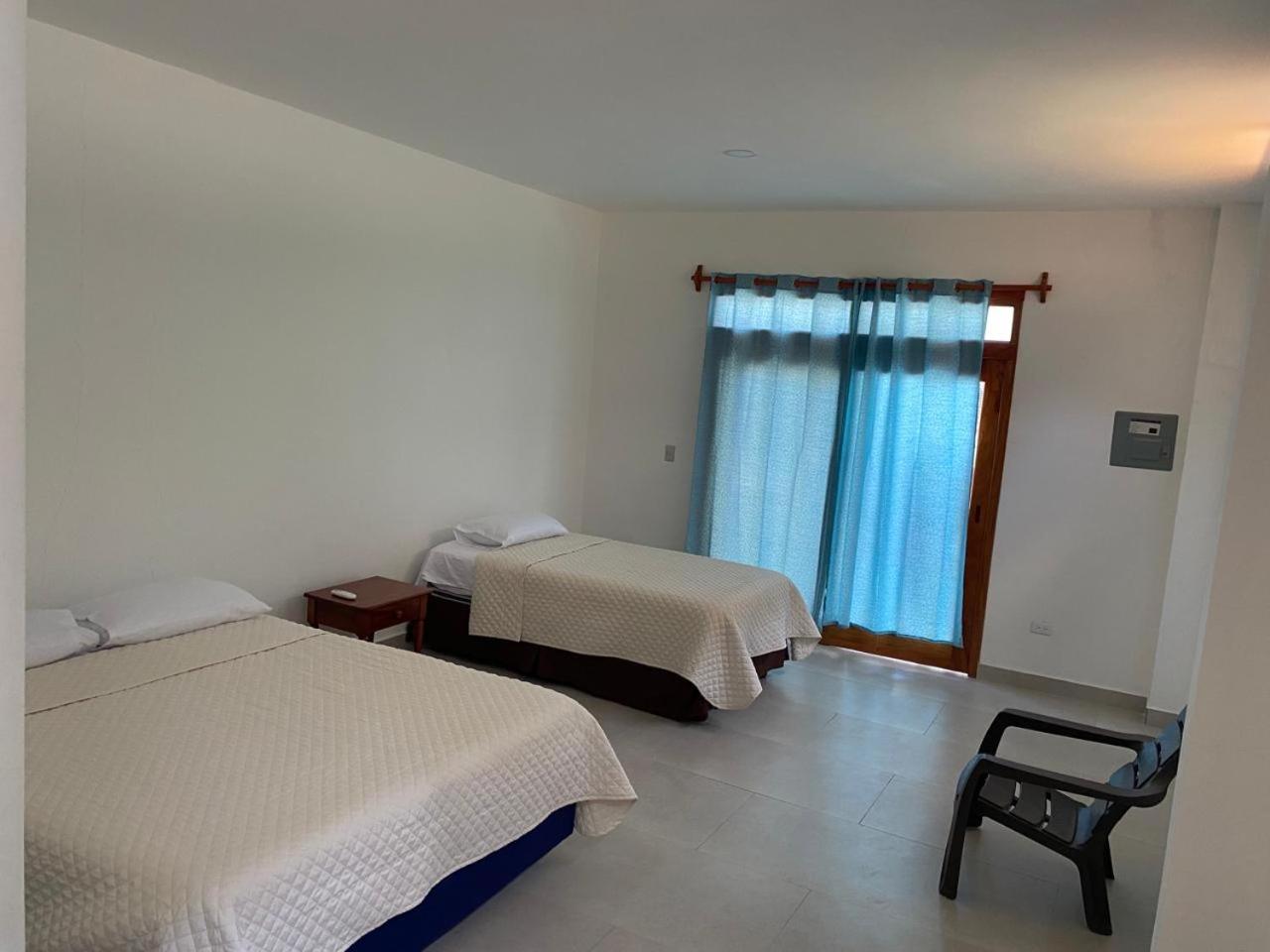 Penguin House Hotell Puerto Villamil Exteriör bild