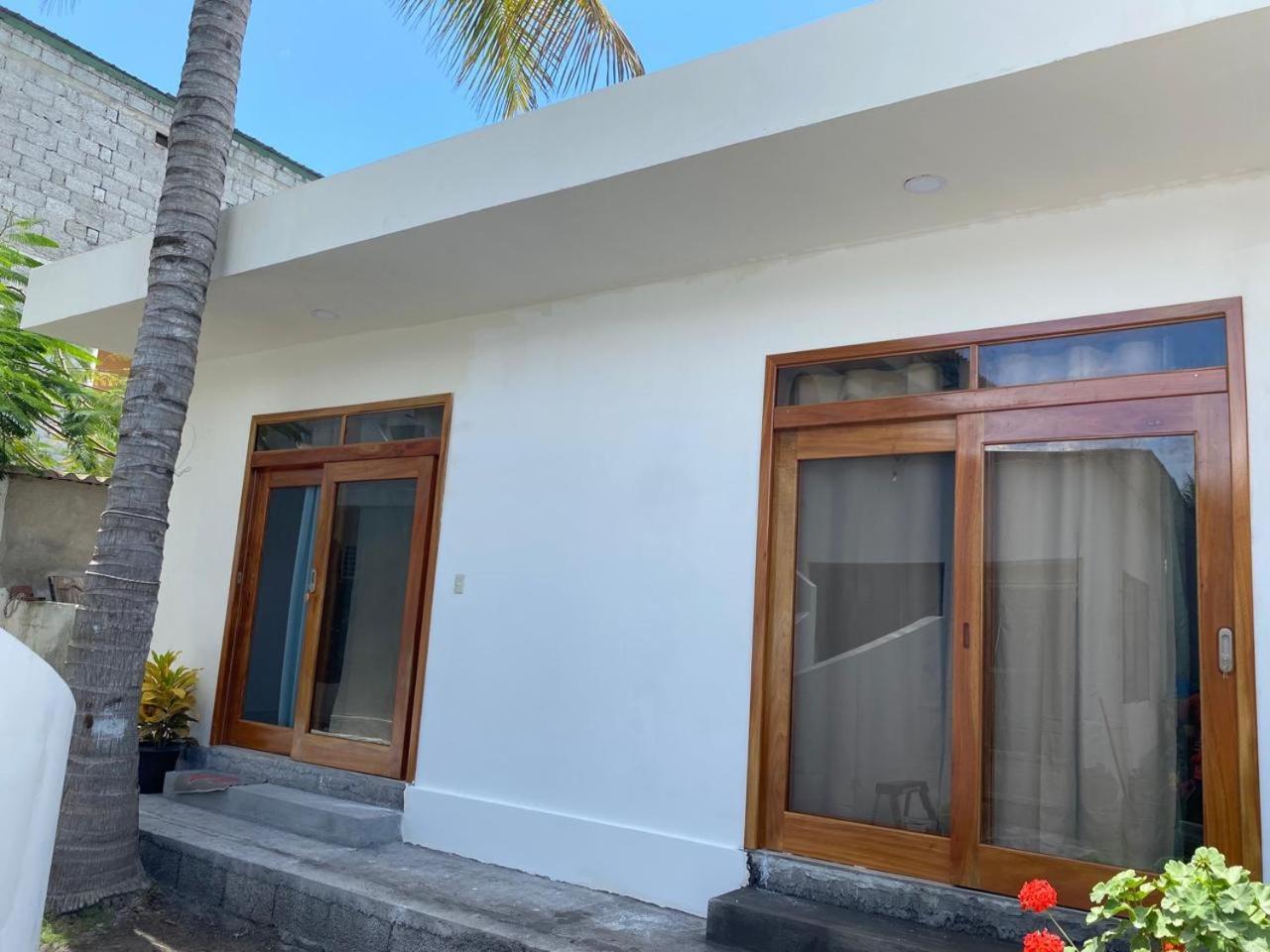 Penguin House Hotell Puerto Villamil Exteriör bild