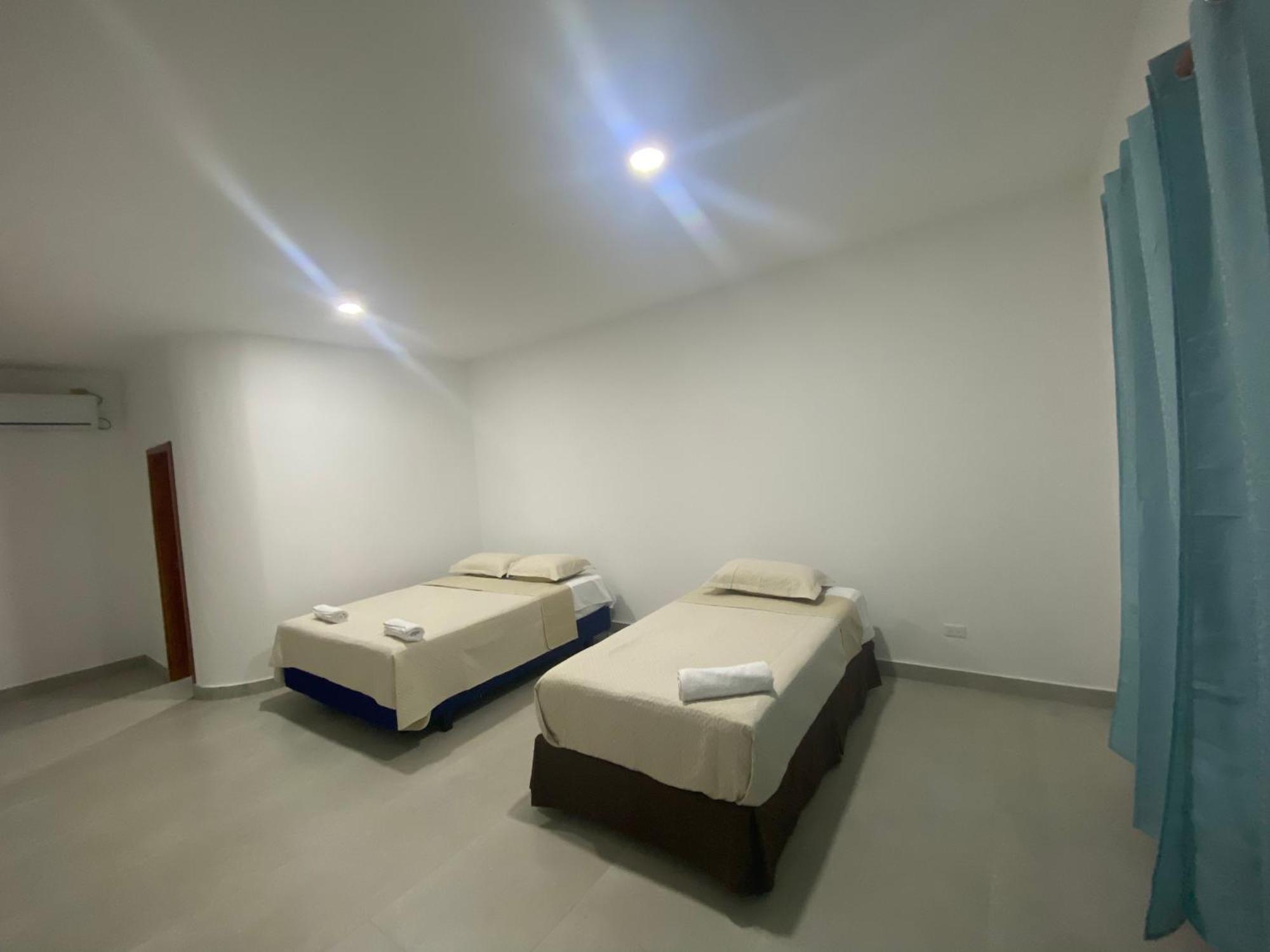 Penguin House Hotell Puerto Villamil Exteriör bild