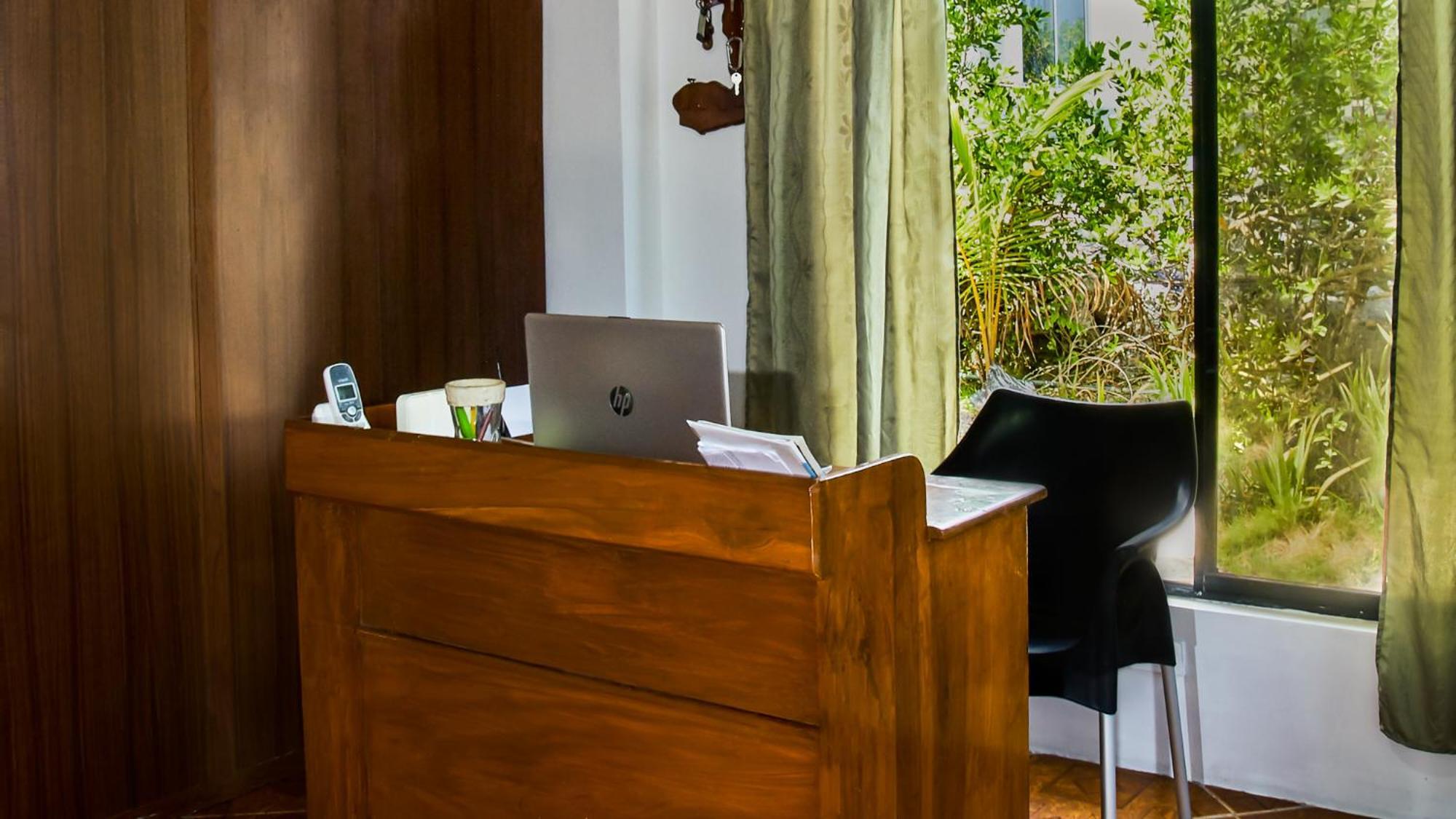 Penguin House Hotell Puerto Villamil Exteriör bild