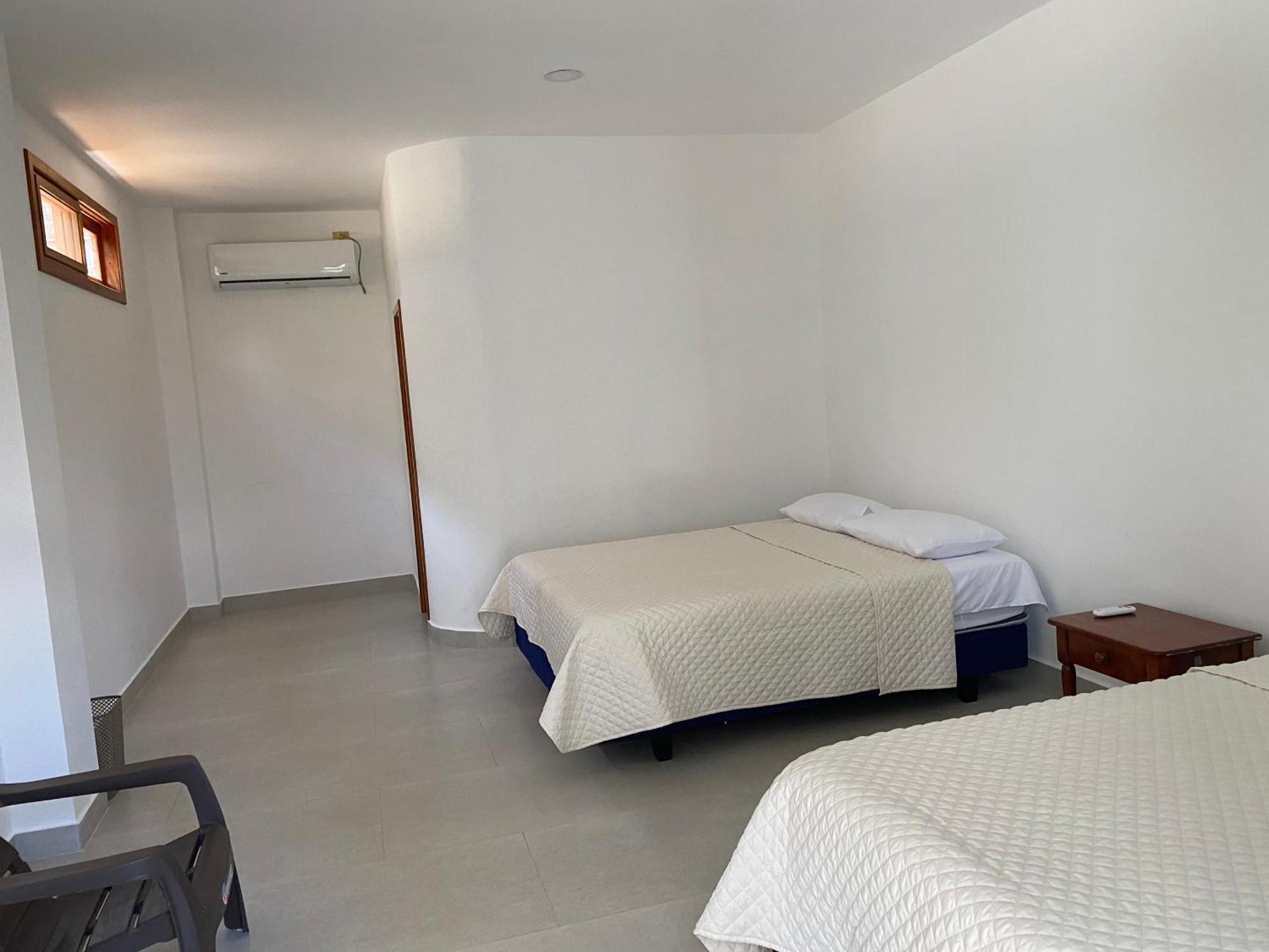 Penguin House Hotell Puerto Villamil Exteriör bild