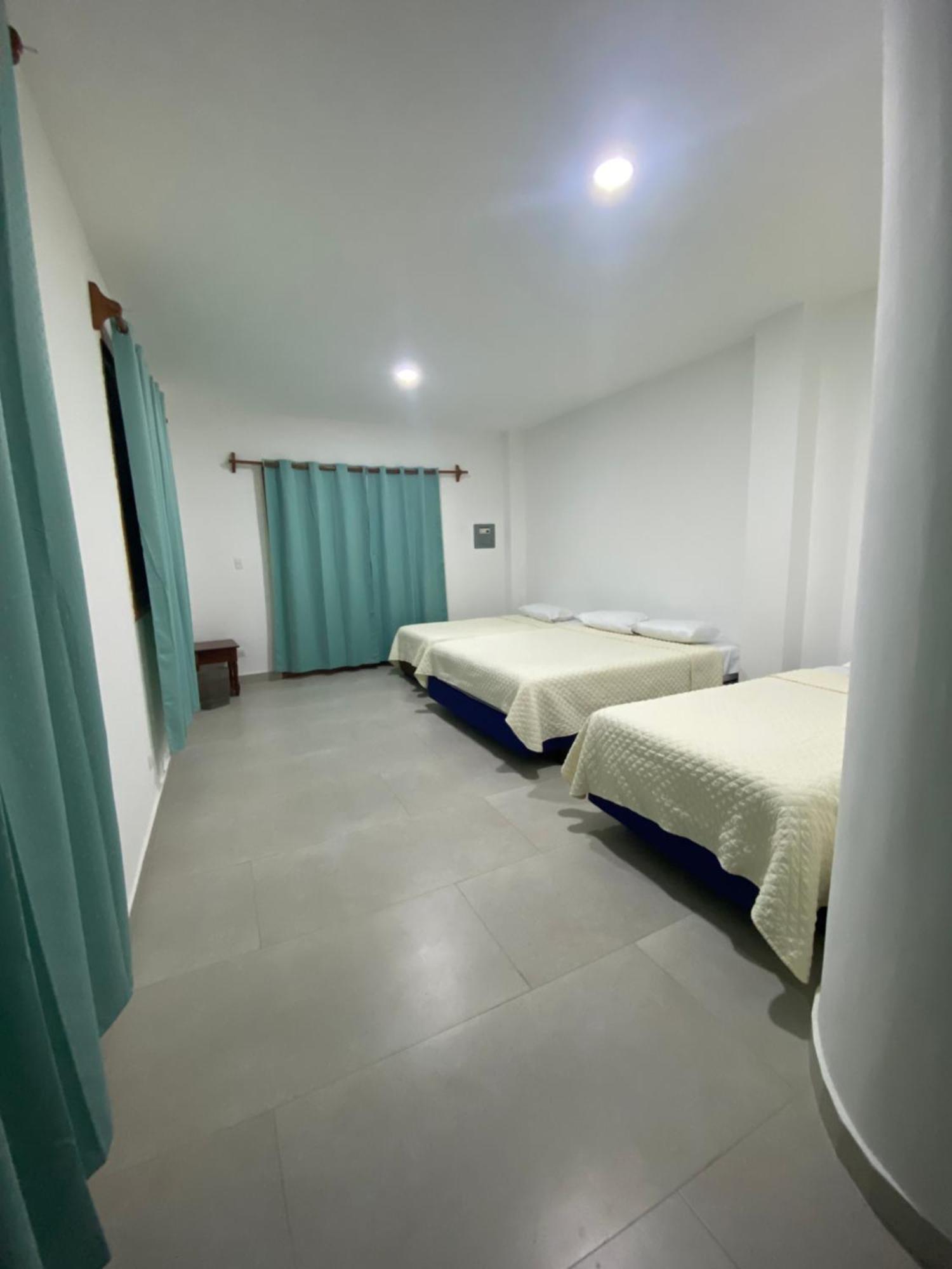 Penguin House Hotell Puerto Villamil Exteriör bild