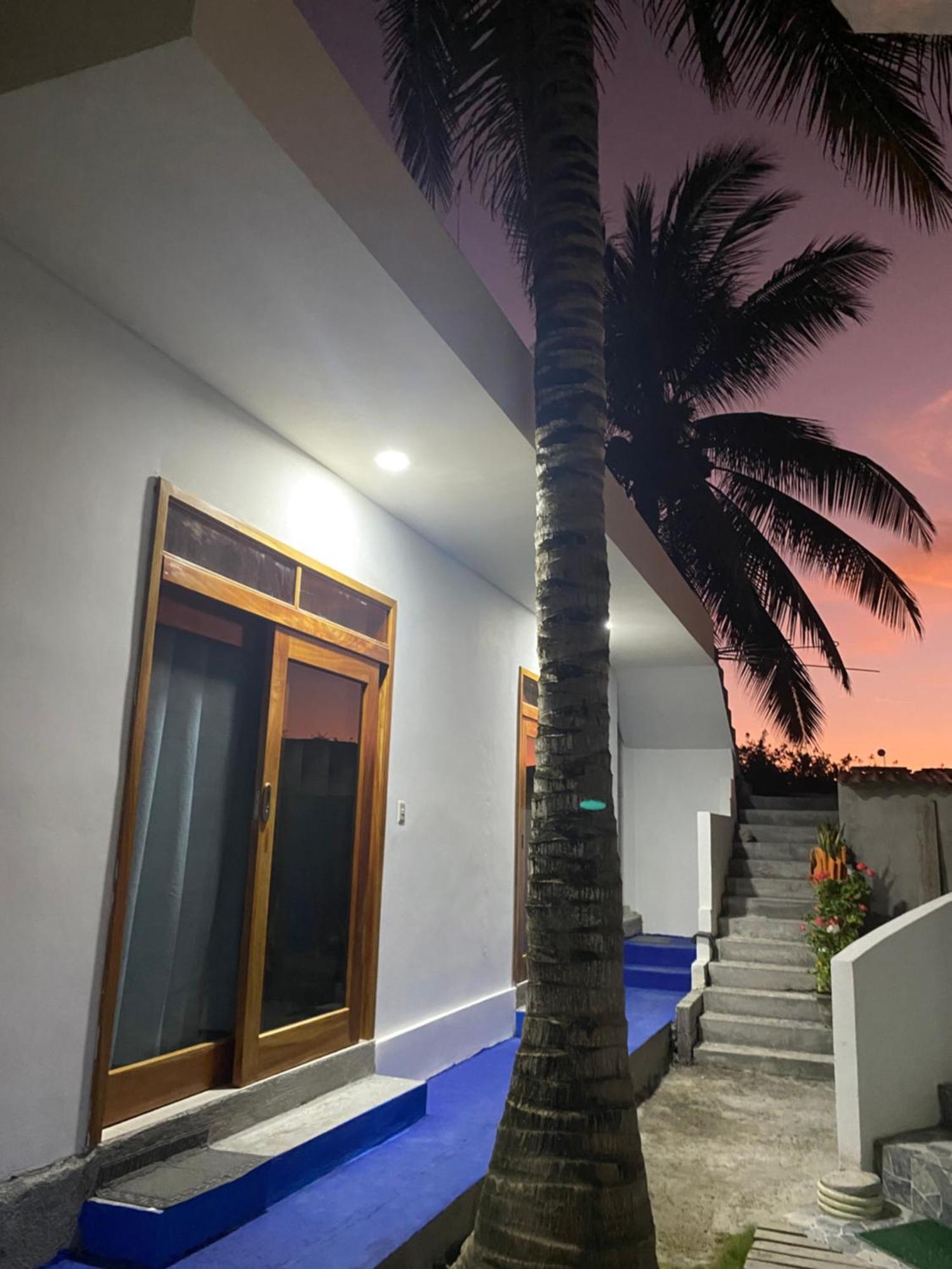 Penguin House Hotell Puerto Villamil Exteriör bild