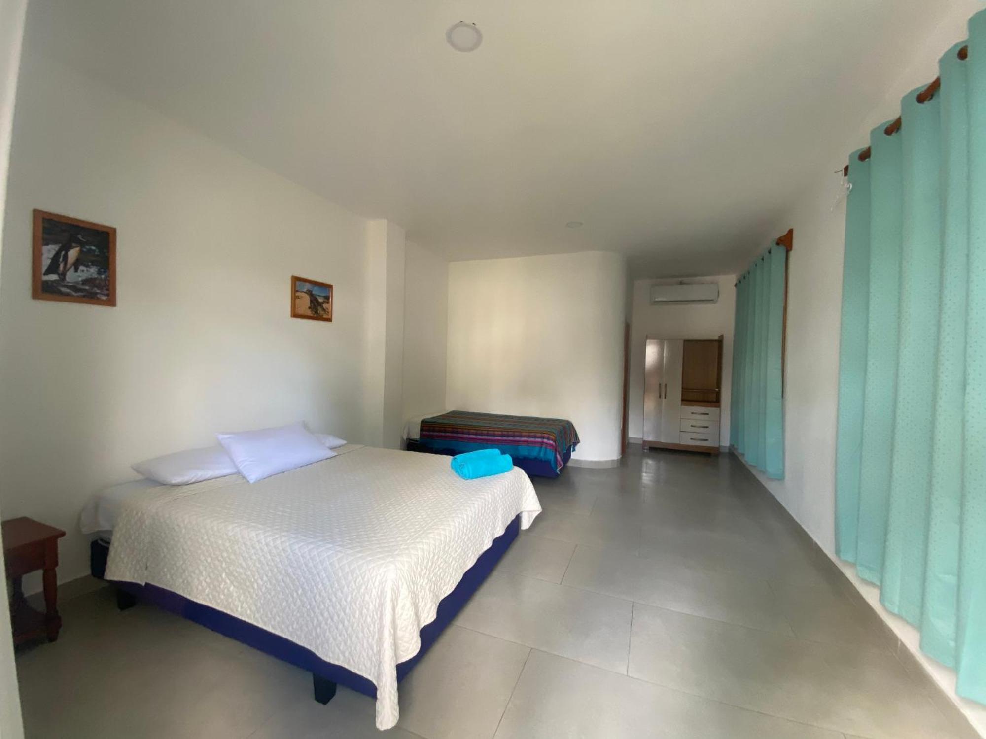 Penguin House Hotell Puerto Villamil Exteriör bild
